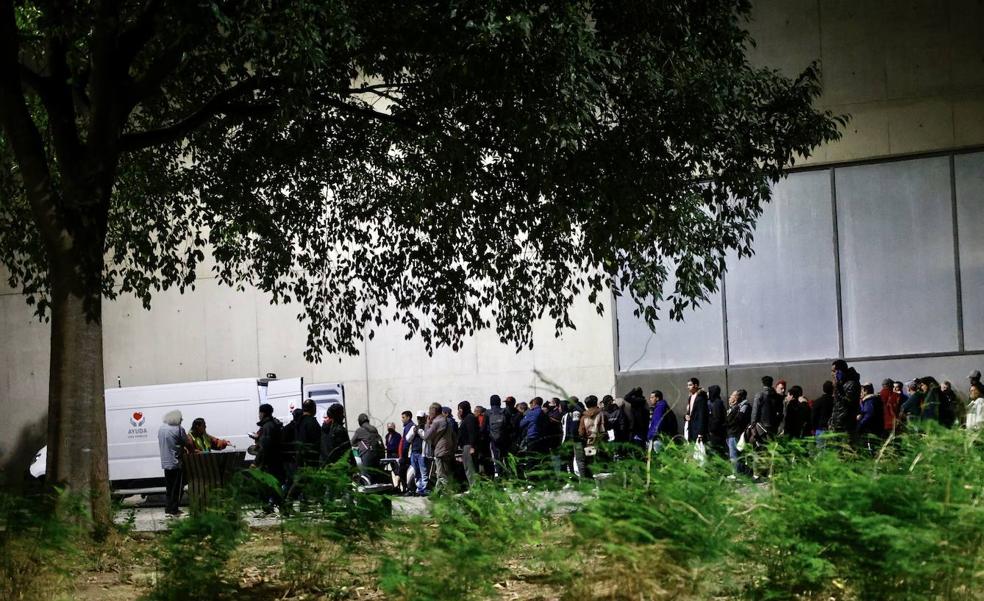 La cola del hambre llega al centro de Valencia