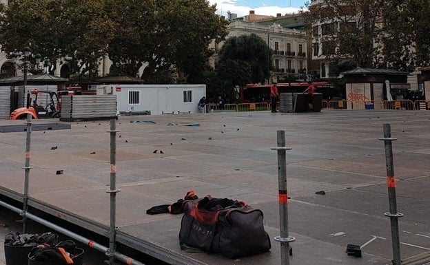 Empieza el montaje de la pista de hielo ecológica en la plaza del Ayuntamiento