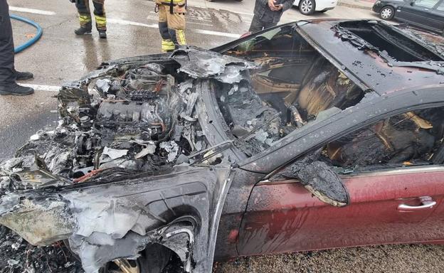 Un vehículo incendiado «con riesgo de explosión» obliga a cortar el tráfico en la Avenida Tarongers durante una hora