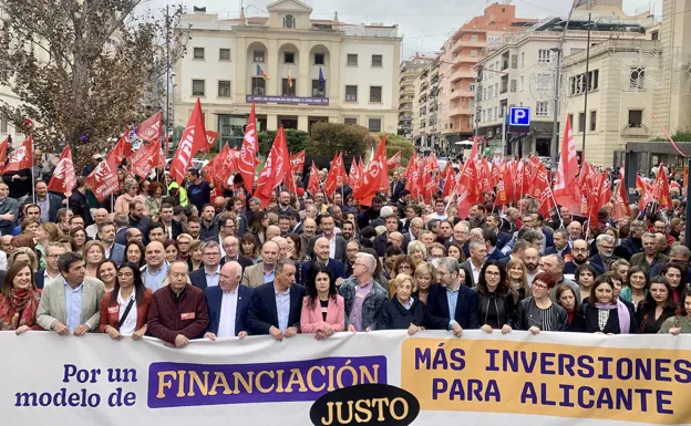 Unidad política en la manifestación de Alicante contra la falta de inversión de los PGE