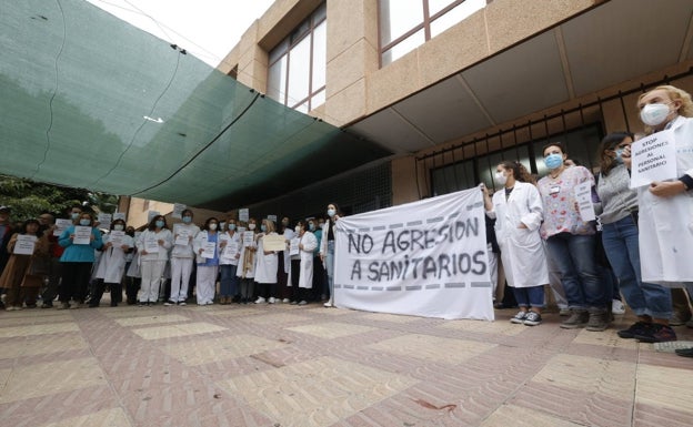 Protesta contra las agresiones a los médicos en Paterna: "No podemos tener miedo de venir a trabajar"