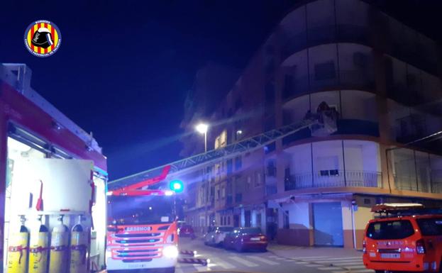 Rescatadas 10 personas en el incendio de un edificio en Puçol