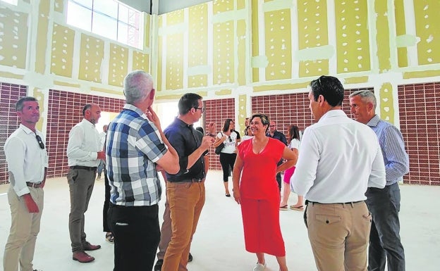 Educación quita dinero de obras para pagar los libros de la Ley Celaá y la subida de la luz