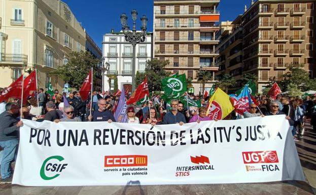 Los trabajadores de las ITV pasan a la ofensiva contra la Generalitat y convocan una huelga