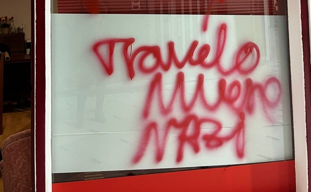 Agreden la sede de un partido en Gandia: «Travelo muere, nazi»