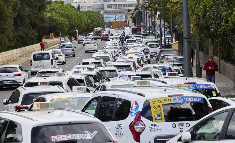 Los taxistas anuncian paros en Valencia que afectarán a la Navidad y al maratón