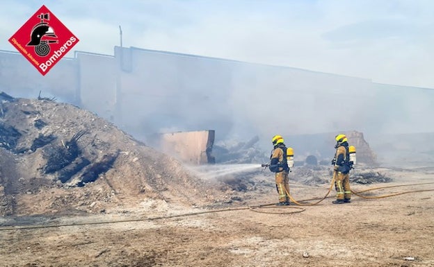 El viento dificulta las tareas de extinción del incendio del vertedero de Monforte del Cid