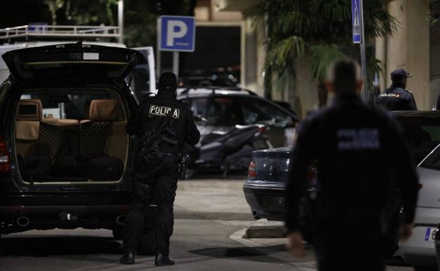 Apuñalan en la cara con botellas rotas y un cuchillo a un joven