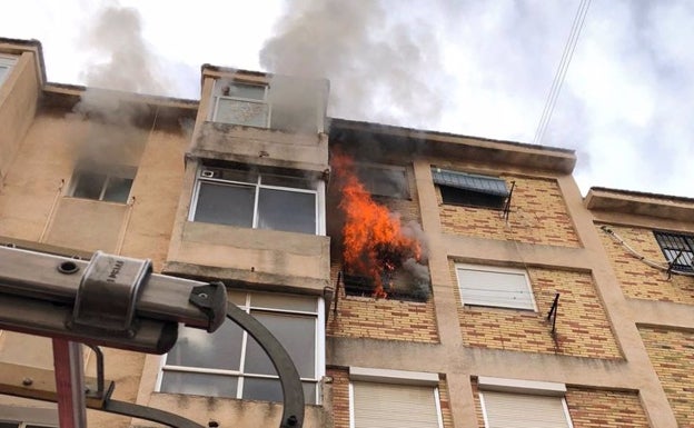Tres personas resultan heridas en el incendio de un piso en la zona Norte de Alicante