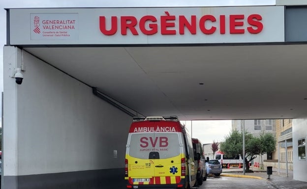 El colapso en las Urgencias del Hospital de la Ribera se agrava con 30 pacientes sin cama