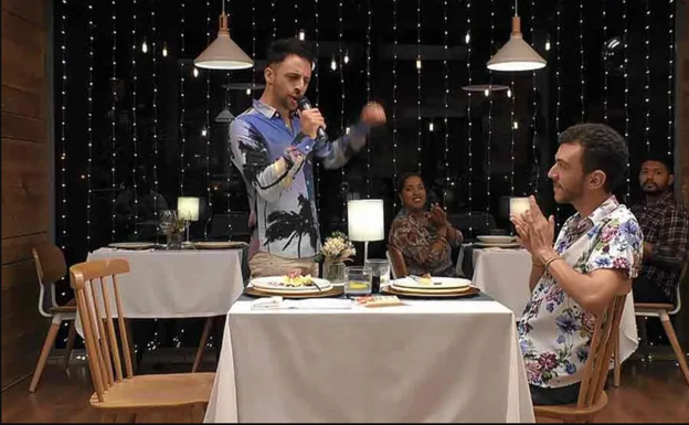 Un soltero de 'First Dates' sorprende a su cita cantando una canción de Raphael: «Esa tampoco la conozco»