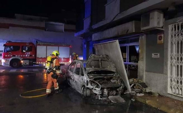 Investigan el incendio de un coche en Albal que provocó daños en los bajos de una finca