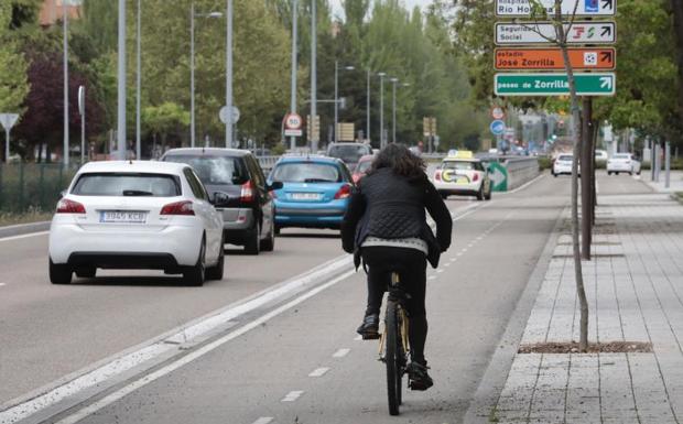 La DGT enseña a ir en bici por la ciudad