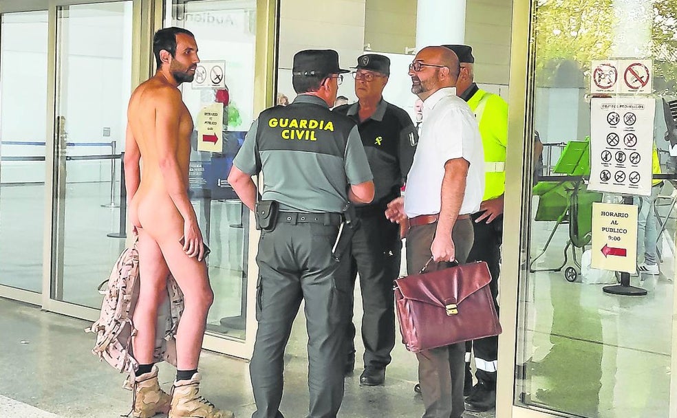 ¿Es legal ir desnudo por la calle?