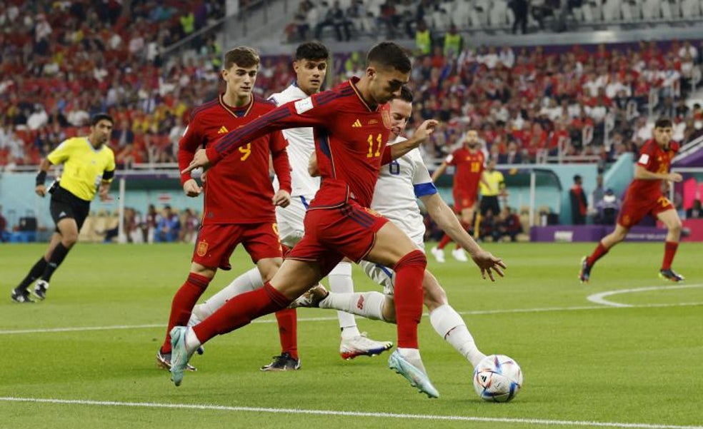 Ferran Torres se adelanta a Carlos Soler como heredero de Saura