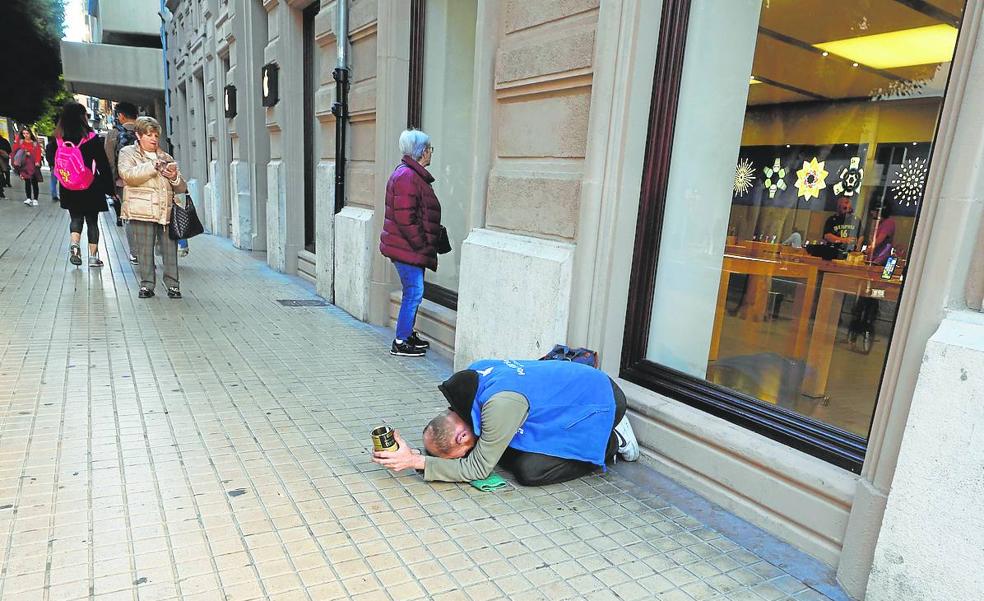 El malestar por el olvido de los sintecho llega a puertas del Ayuntamiento