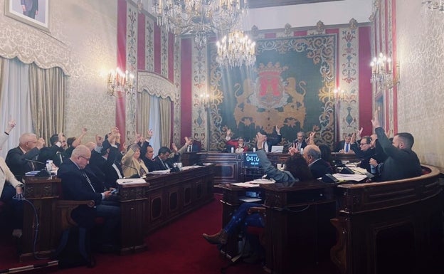 El pleno del Ayuntamiento de Alicante aprueba la congelación de los sueldos de concejales para 2023 «en aras de la ejemplaridad»