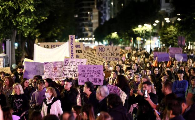 Valencia se tiñe de morado