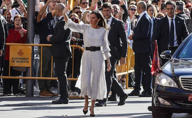 La Reina, en el foco de las miradas por su Armani blanco en su visita a Valencia