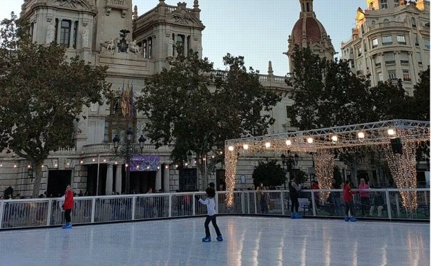 La Navidad se adelanta en la plaza del Ayuntamiento de Valencia: abierta la pista de patinaje