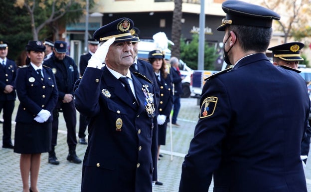 Dénia concede la Medalla de la Policía Local al intendente jefe Andrés Tabernero