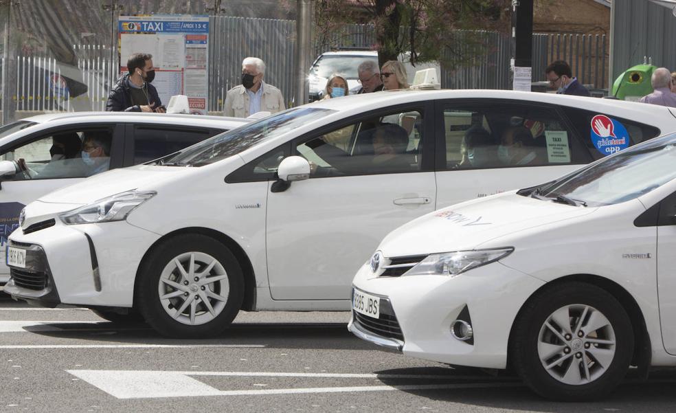 El Consell cede y permite que haya 150 taxis menos en Valencia durante dos semanas