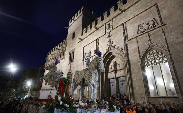 La Cabalgata del Patrimonio llena de público el centro de Valencia