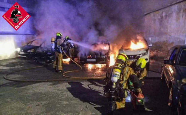 Arden 12 vehículos en un aparatoso incendio en un parking de Pilar de la Horadada