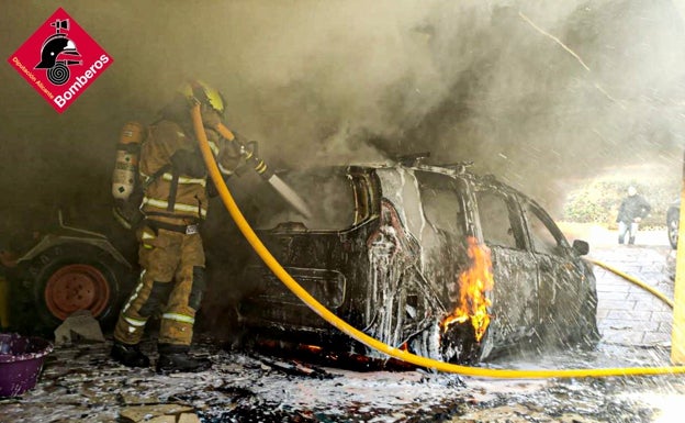 Así ha sido el aparatoso incendio de un garaje en un chalé de Alfaz del Pi