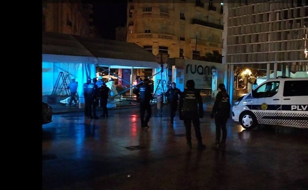 Al menos 30 jóvenes se enfrentan en una pelea en la plaza del Ayuntamiento