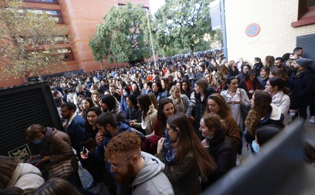 Oposiciones masivas: «Hay más plazas de enfermero, pero pocas posibilidades de conseguirlas»