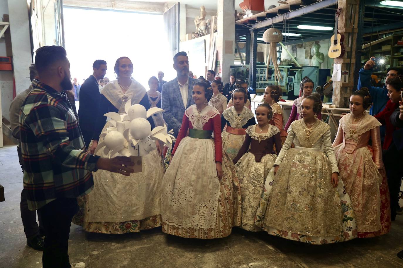 Las falleras mayores de Valencia 2023 y sus cortes de honor visitan el taller de Manolo García en el que se da forma al trabajo diseñado por Marina Puche.