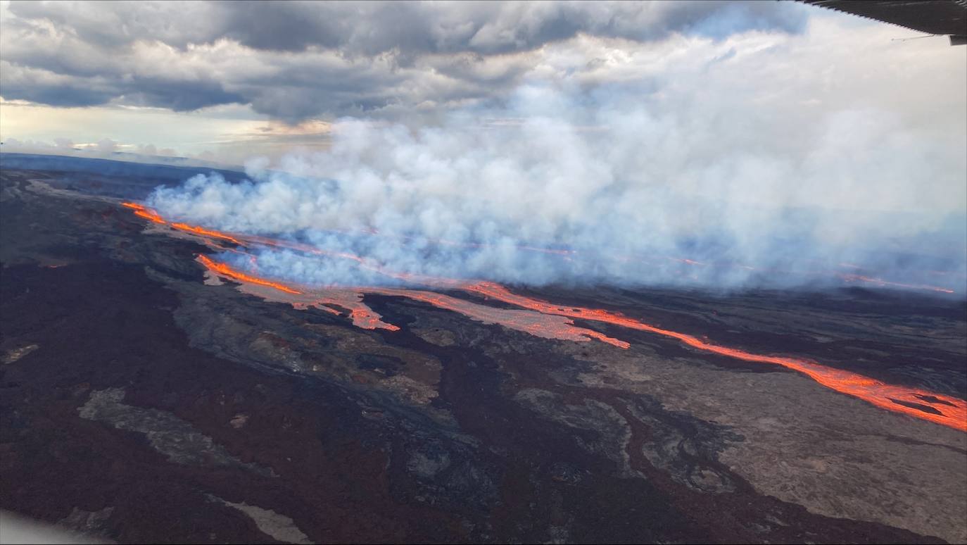 El volcán Mauna Loa entra en erupción en Hawái