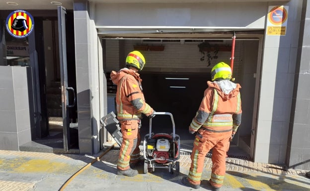 Tres personas resultan intoxicadas en un incendio en Benimodo