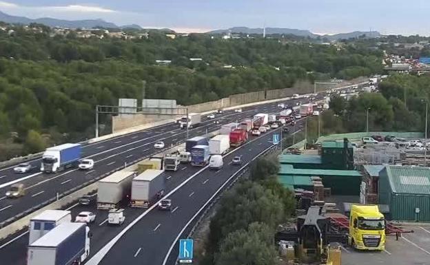 Un accidente colapsa la Pista de Ademuz y provoca 10 kilómetros de colas en dirección a Valencia