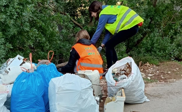 Colchones, ventanas, plásticos y piezas de coches, tirados en el pulmón verde de la Safor