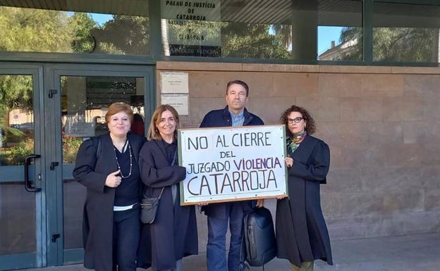 Abogados protestan en Catarroja por la supresión del juzgado de violencia de género