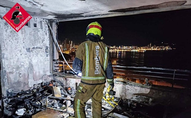 El herido en el incendio en Benidorm sufre quemaduras de tercer grado y es trasladado a La Fe