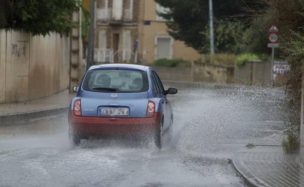 La multa que te pueden poner por salpicar a un peatón en un día con lluvia