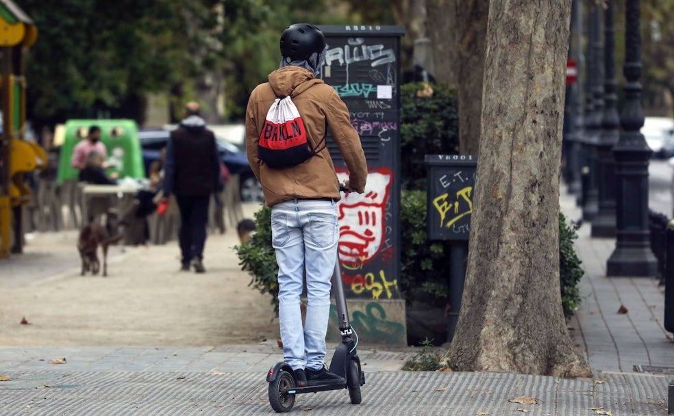 Las tres multas más frecuentes de usuarios de patinetes y bicis en Valencia