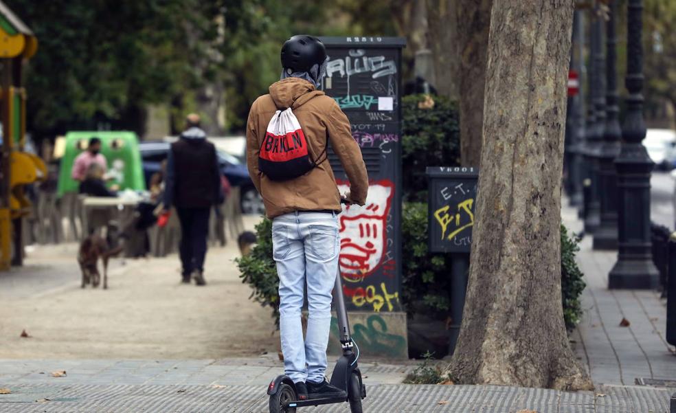 Las tres multas más frecuentes de usuarios de patinetes y bicis en Valencia