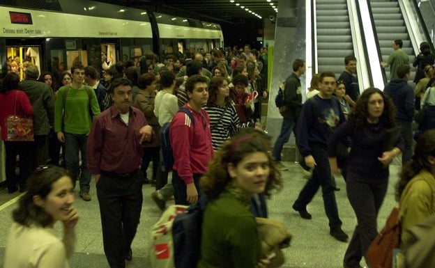 Compromís da por hecha la prórroga del transporte público gratis para los jovenes pero la consellería lo enfría