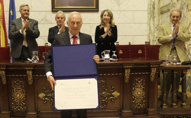 El doctor Juan Francisco Ascaso Gimilio, distinguido con el premio 'XVI Certamen Médico: reconocimiento a toda una vida profesional'