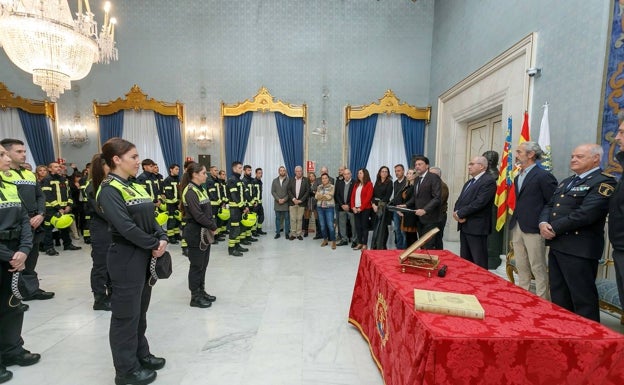 Alicante refuerza la seguridad con 37 nuevos bomberos y policías locales