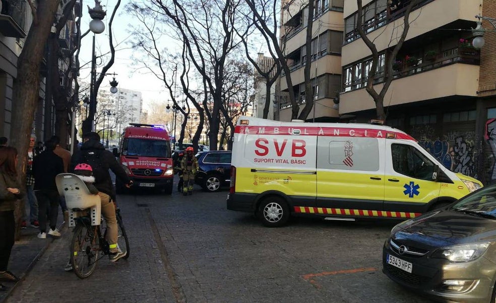 El aumento de incendios en Valencia fuerza al Ayuntamiento a instalar detectores de humo en viviendas