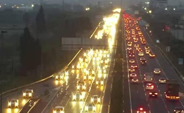 Más de 12 kilómetros de atascos en las entradas y salidas a Valencia