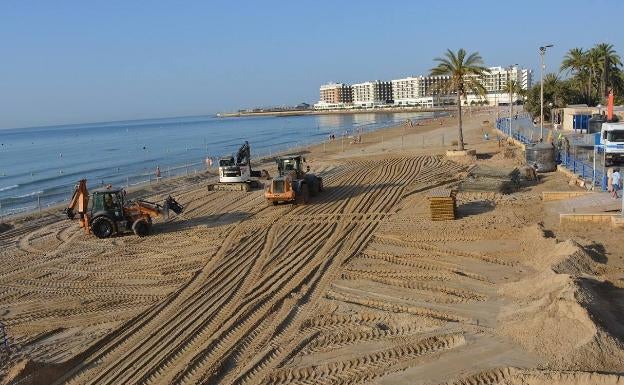 Costas regenera la arena de la Playa de El Postiguet con material extraído del Club de Regatas