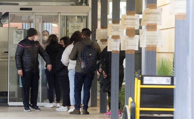 La falta de médicos para cubrir las bajas dilata las citas en los centros de salud