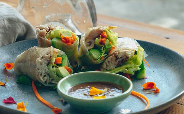 Rollitos de papel de arroz con caballa, una forma divertida de comer pescado