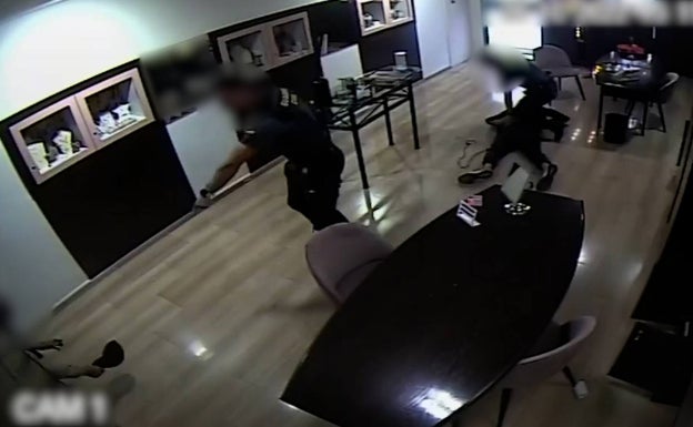 Dos agentes de la Guardia Civil evitan el robo de 100.000 euros en una joyería de Novelda